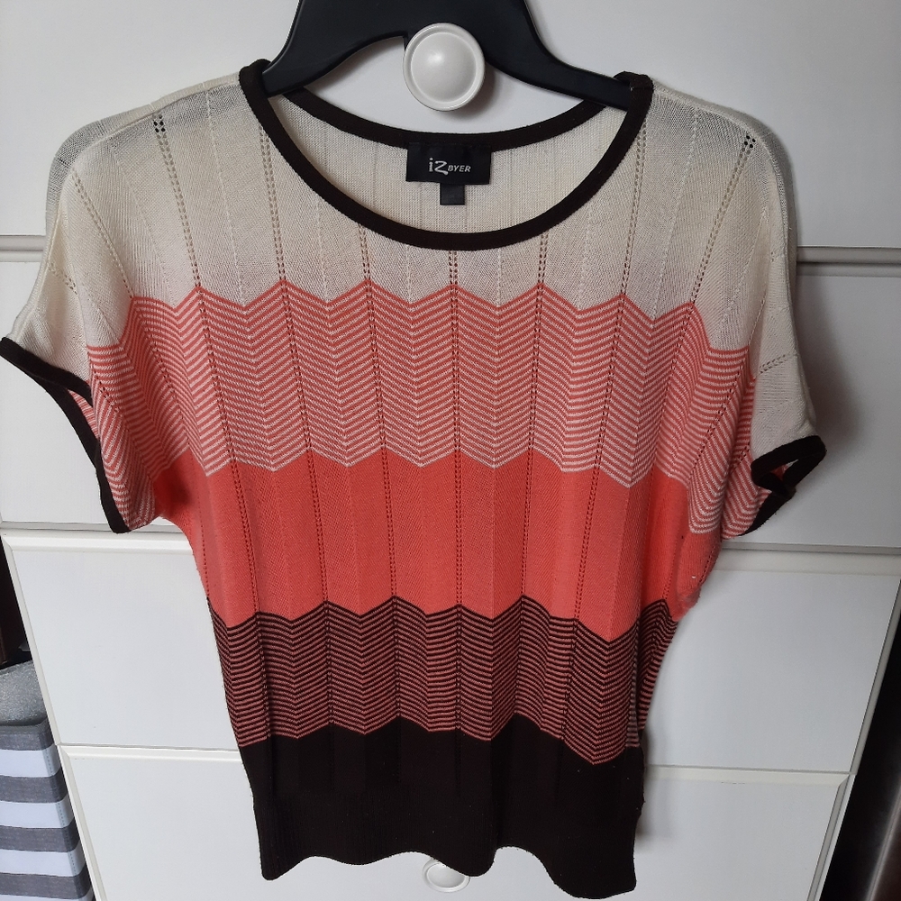 Cute zigzag light sweater/top great condition